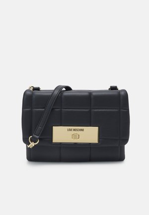 Borsa a tracolla nera in ecopelle trapuntata con una placca logo in tonalità oro e tracolla rimovibile, caratterizzata da una forma rettangolare e una texture liscia.