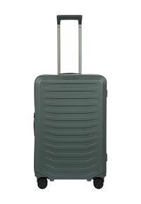 Hartschaumkoffer in Dunkelgrün mit strukturiertem Rillen-Design, ausziehbarem Griff und vier schwarzen Rollen für Mobilität.