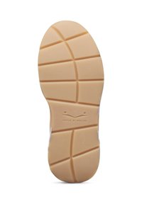 Suola delle scarpe in gomma con un modello testurizzato, caratterizzata da scanalature e creste di colore beige. Marchio "VOILE BLANCHE" impresso sulla superficie.