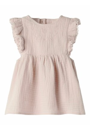 Lyserød tekstureret bomuldsbabykjole med flagermusærmer og delikat broderi på brystet, med rund halsudskæring og samlet nederdel.