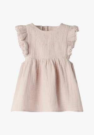 Svijetloružičasta pamučna dječja haljina teksture s lepršavim rukavima i nježnim vezom na prsima, s okruglim izrezom i skupljenom suknjom.