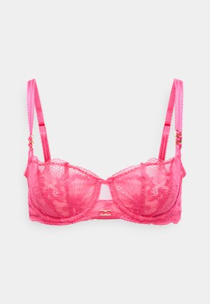Soutien-gorge en dentelle rose avec un design balconnet, comportant un tissu transparent, des motifs floraux brodés et des bretelles ajustables. Accent en métal doré.