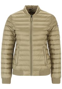 Beige pufferjakke med lynlås foran, ribbede manchetter og kanten. Den har et horisontalt quiltet mønster med en opretstående krave og sidelommer.