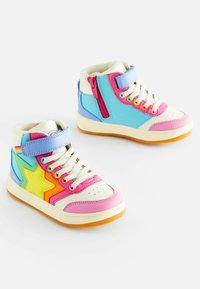 Farverige høj-top sneakers med lyserøde, blå og gule paneler, stjernedesign, justerbar rem og lynlås på siden. Gummisåler for godt grip.