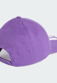 Fioletowa czapka baseballowa z bawełnianego materiału, charakteryzująca się sztywną konstrukcją, przeszywanymi detalami i regulowanym paskiem z tyłu.
