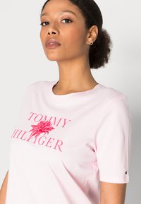 Tommy Hilfiger FLORAL TEE - T-shirt estampada - pastel pink