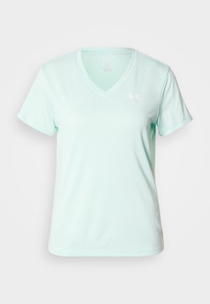 Minzgrünes V-Ausschnitt-T-Shirt aus weichem Stoff, mit kurzen Ärmeln und einem kleinen weißen Logo auf der linken Brust. Insgesamt glatte Textur.