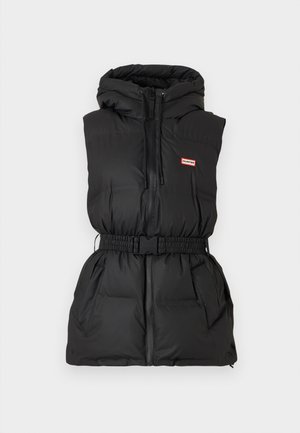 Zwarte gewatteerde bodywarmer met capuchon, voorzien van een ritssluiting aan de voorkant, een elastische tailleband en twee zijzakken. De stof lijkt glad en geïsoleerd.