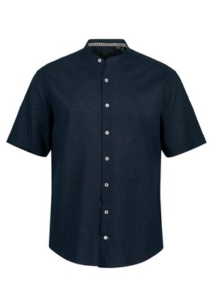 Camicetta di lino blu navy a maniche corte con colletto a banda, chiusa da bottoni argentati e con una cucitura decorativa lungo il colletto.