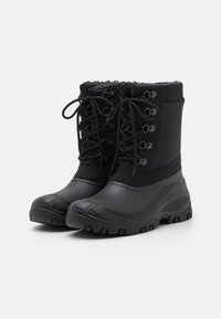 Botas de invierno impermeables negras con suelas de goma, cordones en la parte delantera, forro suave y un diseño de tobillo alto para calidez y tracción en diversas superficies.