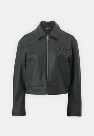 Jachetă din piele neagră cu guler, fermoar frontal și un buzunar lateral. Prezintă un design stilat, scurt și o textură netedă.