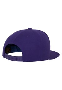 Sapca violet, ajustată, cu vizor plat, fabricată dintr-un material texturat. Închidere ajustabilă cu capse în spate și un design uniform, de culoare solidă.