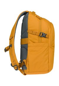 Zaino arancione con un pannello posteriore grigio imbottito, spallacci regolabili e cinturini di compressione laterali. Presenta una tasca laterale e un tessuto testurizzato.