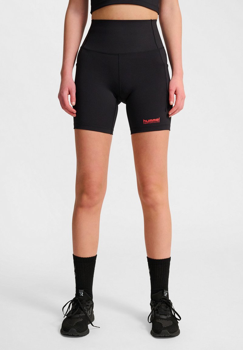 Höga, svarta sportshorts i stretchy tyg, med en röd logotyp på benet och en åtsittande design.