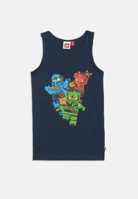 Navy modrá tielko s potlačenými postavami LEGO Ninjago v modrej, červenej a zelenej farbe, zobrazujúcimi akčné postoje na prednej strane.