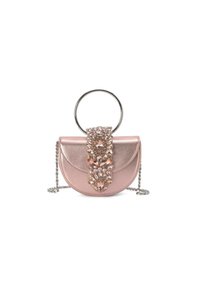 Bolso circular metálico de color rosa con un gran asa circular, decorado con una solapa adornada con strass y una correa de cadena.
