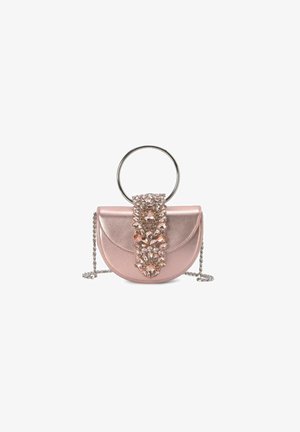 Bolso circular metálico de color rosa con un gran asa circular, decorado con una solapa adornada con strass y una correa de cadena.
