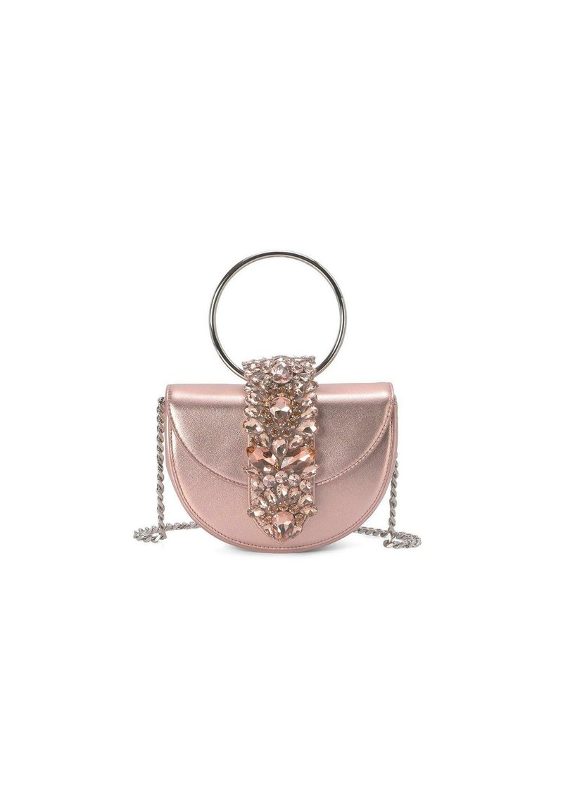 Bolso circular metálico de color rosa con un gran asa circular, decorado con una solapa adornada con strass y una correa de cadena.