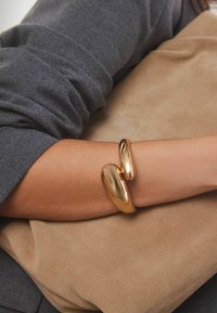 Next WRAP AROUND HINGE CUFF - REGULAR FIT - Brăţară - gold tone