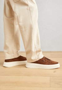 Niet geselecteerd, brown