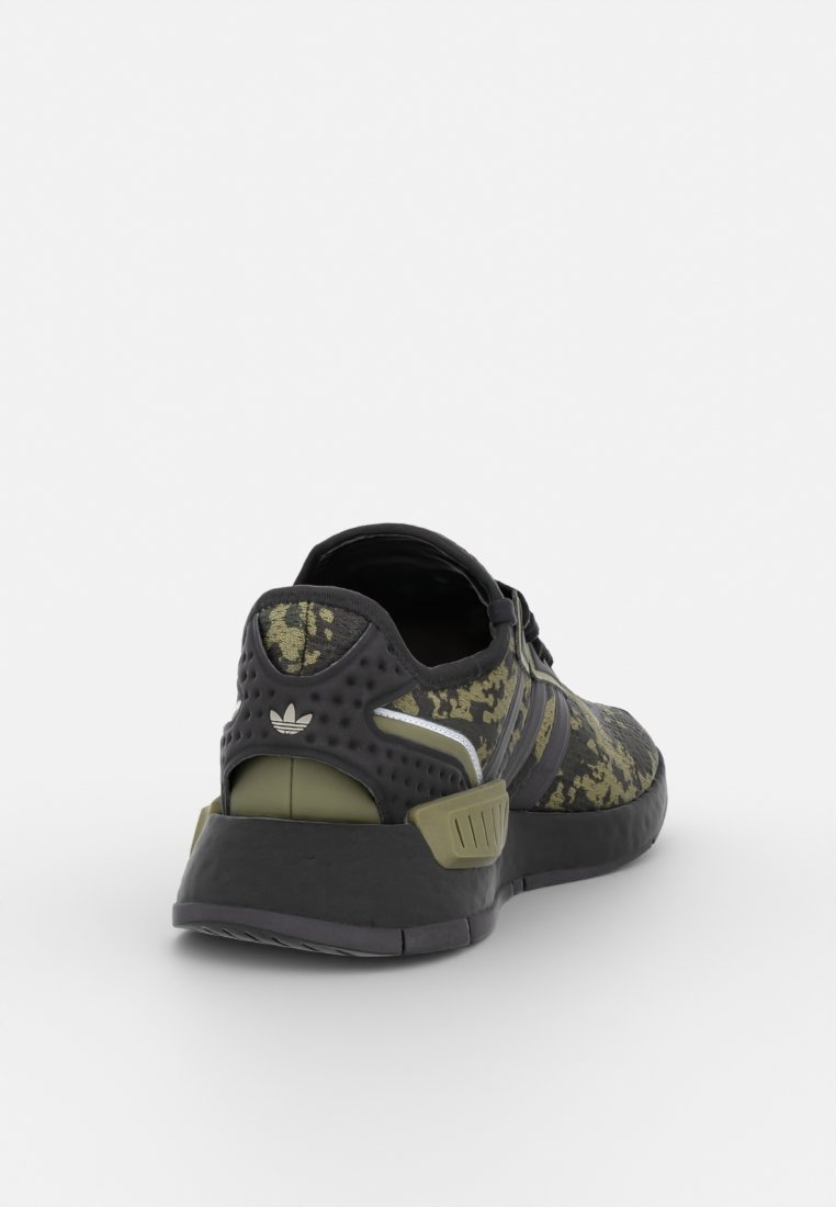 Sneaker w kamuflażu w kolorze czarnym i oliwkowym z czarną podeszwą, pętlą na pięcie oraz logo Adidas z tyłu, pokazany z tyłu pod kątem.
