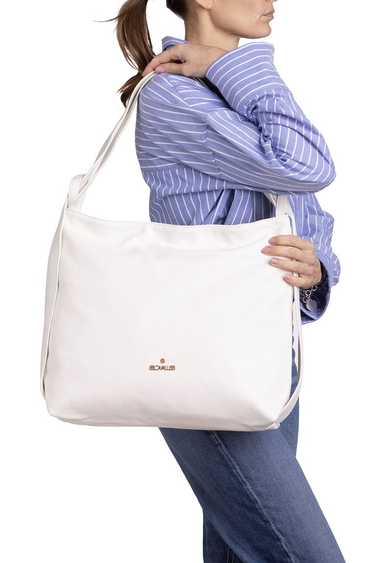 Witte leren tote bag met een gestructureerd oppervlak en gouden logo-accent, voorzien van twee schouderbanden voor het dragen.