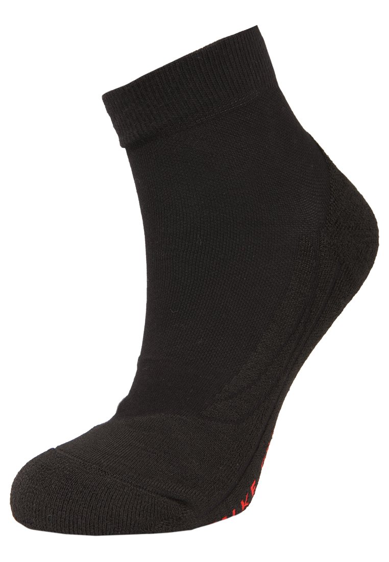 Svart ankelsocka med ribbad mudd, förstärkt häl och tå. Har strukturerad sula och röd branding på sidan.