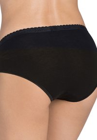 Mutande nere in cotone con pizzo in vita, texture liscia e design a copertura totale per comfort e vestibilità.