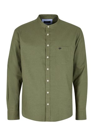 Camisa de manga larga verde oliva con cuello mandarín, tapeta de botones en el frente, un bolsillo en el pecho y un sutil detalle del logo en el bolsillo.