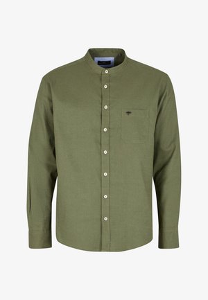 Alyvuogių spalvos ilgomis rankovėmis marškiniai su mandarinų apykakle, priekiniais sagų užsegimais, viena krūtinės kišene ir subtilia logotipo detale kišenėje.