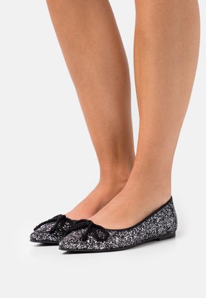 Sorte ballet flade sko med en glitrende, struktureret overflade og en knyttet bånddetalje ved tæerne, med en lav profil og rund form.