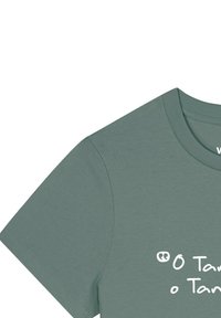 Grünes kurzärmliges T-Shirt mit rundem Ausschnitt und weicher Textur, mit weißem Textdesign auf der Vorderseite.