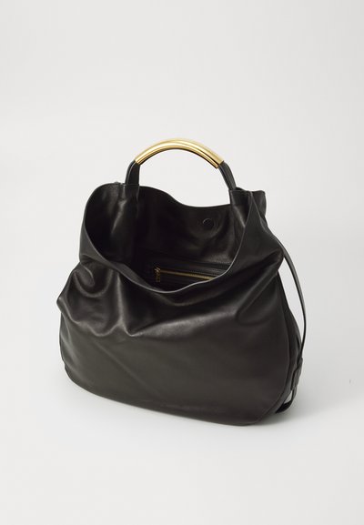 Geantă tote din piele neagră, cu o formă lejeră, mâner din metal auriu și un buzunar interior cu fermoar pentru depozitare. Textura netedă subliniază designul.
