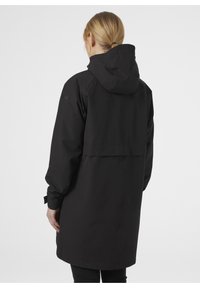 Czarny, wodoodporny długi płaszcz z kapturem, o odważnym wzornictwie, z regulowanymi mankietami i warstwowym tyłem. Gładka faktura, minimalistyczny styl.