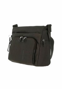 Borsa a tracolla nera con tessuto texturizzato, tracolla regolabile, due tasche con zip e un logo prominente sulla tasca frontale.