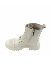 Białe botki za kostkę na sznurowanie wykonane z błyszczącego materiału syntetycznego. Posiadają zamek błyskawiczny z przodu, teksturowaną podeszwę oraz małą pętelkę z tyłu.