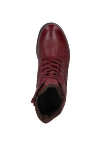 Botín de tobillo de cuero rojo con superficie texturizada, diseño de cordones y forro de piel suave. Presenta una puntera redonda y una suela de goma negra.