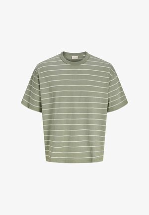 T-shirt vert sauge à manches courtes, col rond, fines rayures blanches horizontales et coupe décontractée, présenté sur fond blanc.