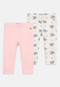 Dve súpravy legín: jedny sú v jednofarebnom ružovom, rebrovanom materiáli; druhé sú krémové s modrým kvetinovým vzorom. Obe majú elastický pás a detail s logom.