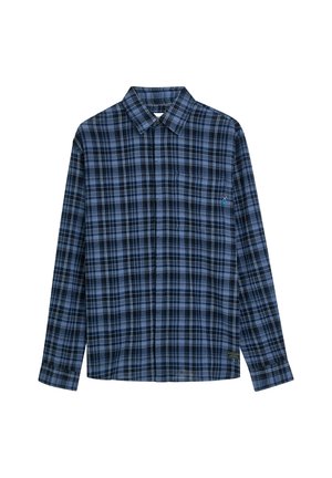Camicia a quadri blu e nera a maniche lunghe con colletto e taschino sul petto su sfondo bianco.