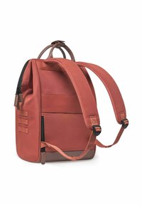 Reddish-orange Rucksack aus strukturiertem Material, mit zwei oberen Griffen, gepolsterten Schulterriemen, seitlichem Reißverschluss und flachem Boden für Stabilität.
