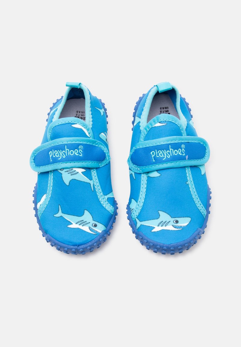 Μπλε παιδικά παπούτσια νερού με σχέδια καρχαρία, υφασμένα λαστιχένια πέλματα και λουριά με βέλκρο με την ένδειξη «playshoes».