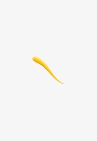 Une trace unique de peinture jaune lisse et courbée sur un fond blanc, avec un début épais et arrondi qui s'amincit en une pointe fine.