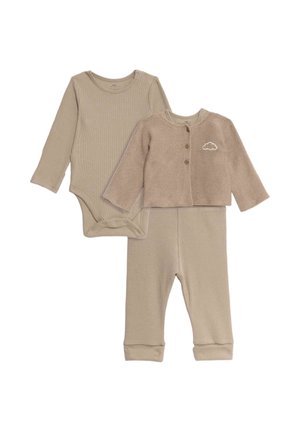 Zweiteiliges Babyoutfit in Beige, bestehend aus einem gerippten Body, einem kurz geschnittenen, mit Knöpfen zu schließenden Cardigan mit Wolkenstickerei und passenden Hosen.