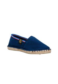Espadrille en toile bleue avec une semelle en jute, présentant un bout arrondi et une bordure contrastante rouge et bleue le long de l'ouverture. Détail du logo doré.