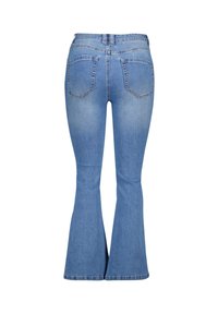 Jeans en denim bleu évasés avec un lavage moyen, dotés d'une taille haute, de deux poches arrière et de détails cousus le long des coutures.