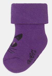 Calzino infantile lavorato a maglia di colore viola con risvolto, caratterizzato da un disegno di un gatto nero con occhi verdi e baffi vicino all'area della punta.