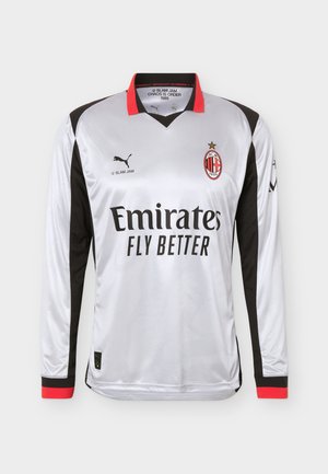 Μακρυμάνικη φανέλα ποδοσφαίρου AC Milan με λευκό μπροστινό μέρος, μαύρα μανίκια, κόκκινο γιακά, λογότυπα Puma και Emirates Fly Better, και έμβλημα συλλόγου στο στήθος.