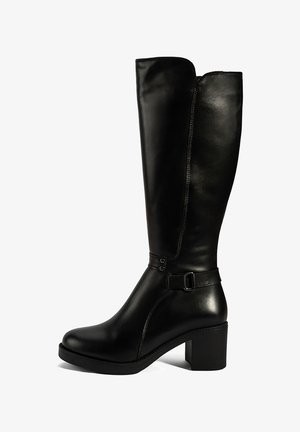 Zwarte leren kniehoge laars met een blokhak, voorzien van een zijrits en een decoratieve riem met een gespdetail. Gladde textuur.