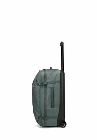 Sac de voyage roulante en tissu vert foncé avec une base en plastique noir, des sangles ajustables et une poignée télescopique. Deux roues durables.